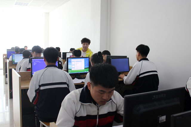 教師指導學生計算機實訓